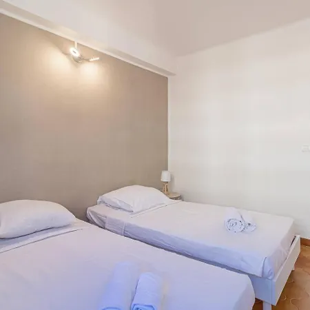 Spacious T3 Near The And Station Roccabruna