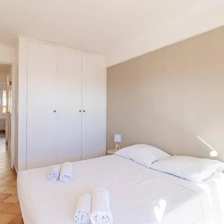 Spacious T3 Near The And Station Semesterbostad *