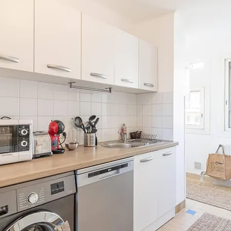 Spacious T3 Near The And Station 펜션